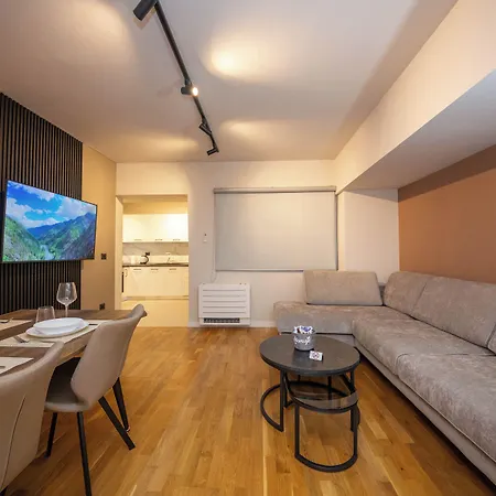 Blloku Unique 2 Tiran