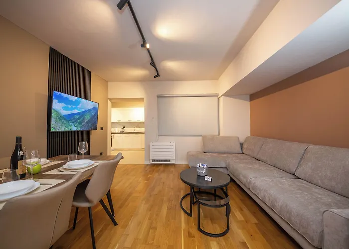 Blloku Unique 2 تيرانا